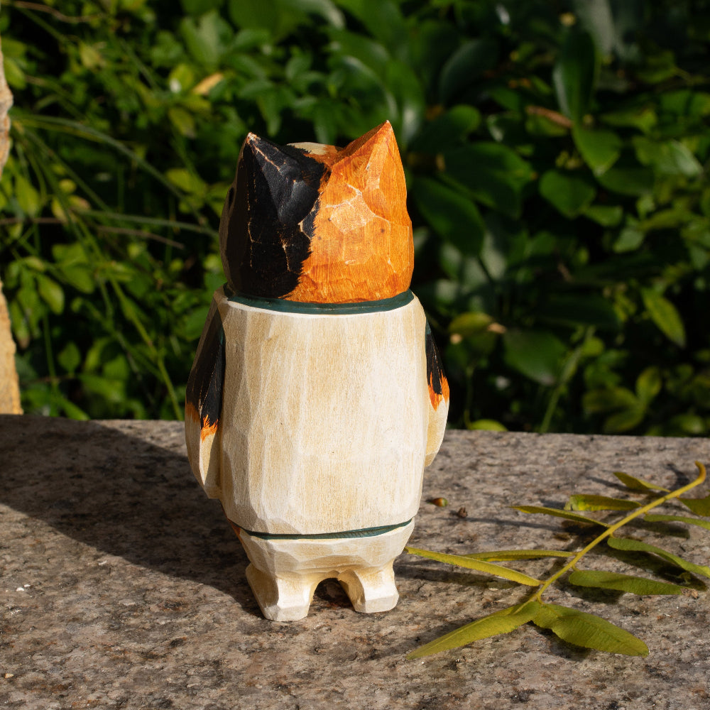 Hand-carved wooden figurine of a calico cat basketball player, ideal for sports fans and cat lovers.