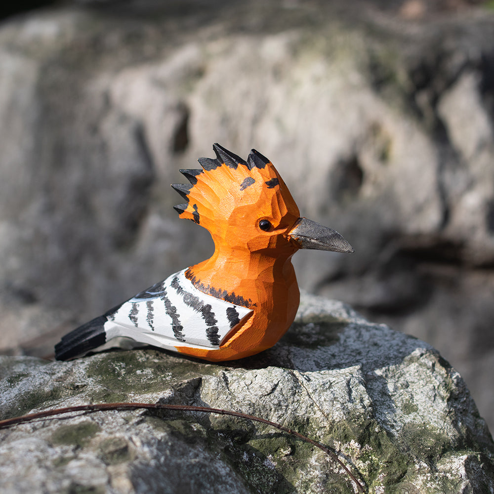 Hand-carved wooden figurine of a Hoopoe, an ornament great for home decor and gifts. 