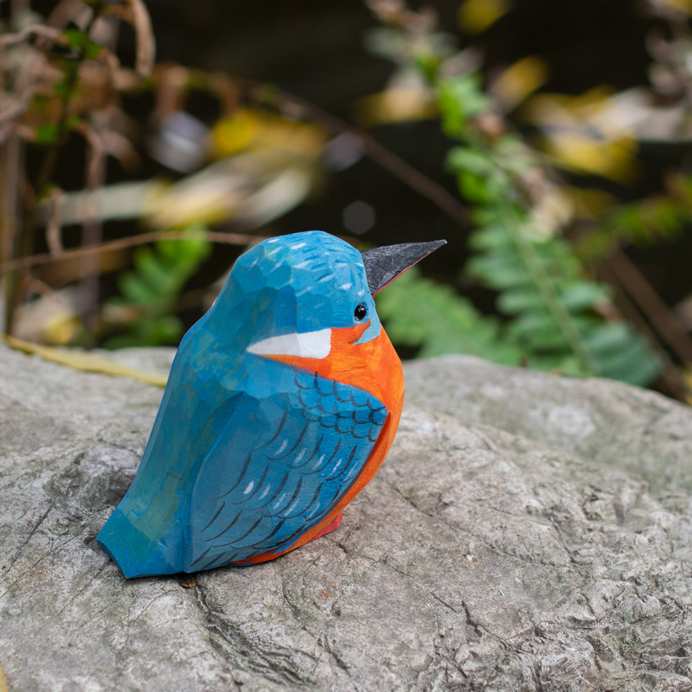 Hand-carved wooden figurine of a Kingfisher, an ornament great for home decor and gifts. 