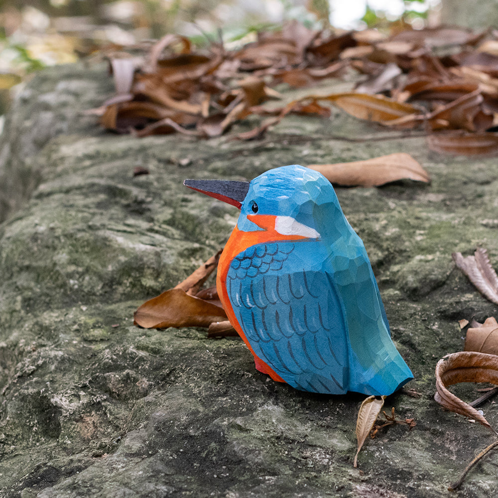 Hand-carved wooden figurine of a Kingfisher, an ornament great for home decor and gifts. 