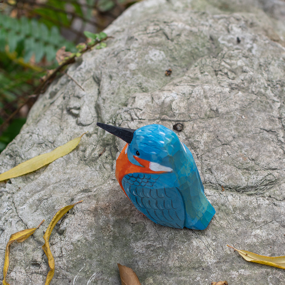 Hand-carved wooden figurine of a Kingfisher, an ornament great for home decor and gifts. 
