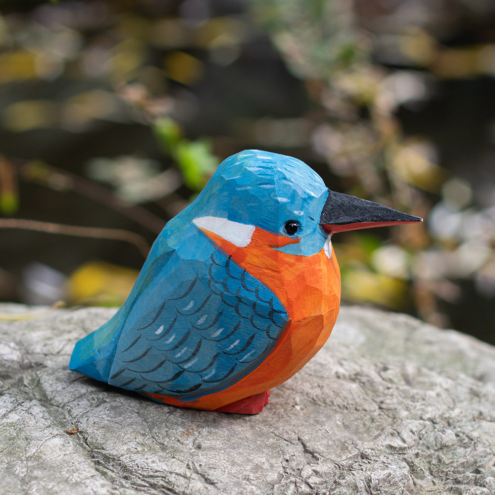 Hand-carved wooden figurine of a Kingfisher, an ornament great for home decor and gifts. 